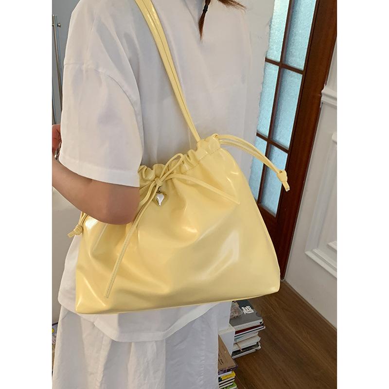 Korean version of large-capacity pleated underarm tote bag women's 2025 new fashion simple shoulder bag casual commuter bag