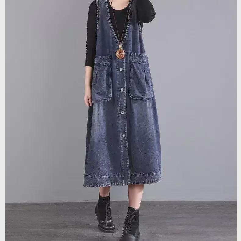 Oversized džínové vestové šaty s velkými kapsami – středně dlouhý korejský styl na jaro 2024