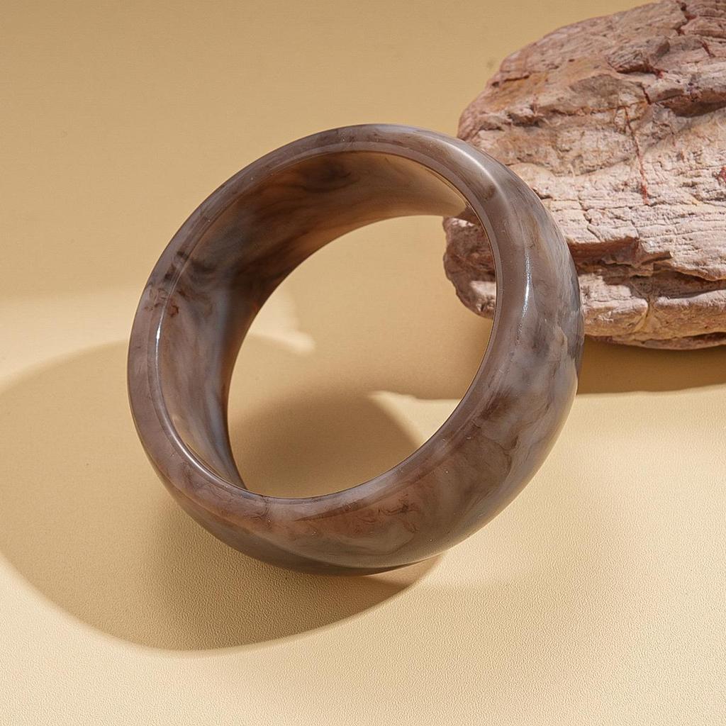 Unique Retro Resin Bracelet: Personalized Fashion Jewelry for Women