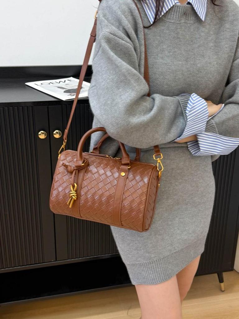 2025 Autumn/Winter Vintage Woven Women's Pillow Shoulder Bag