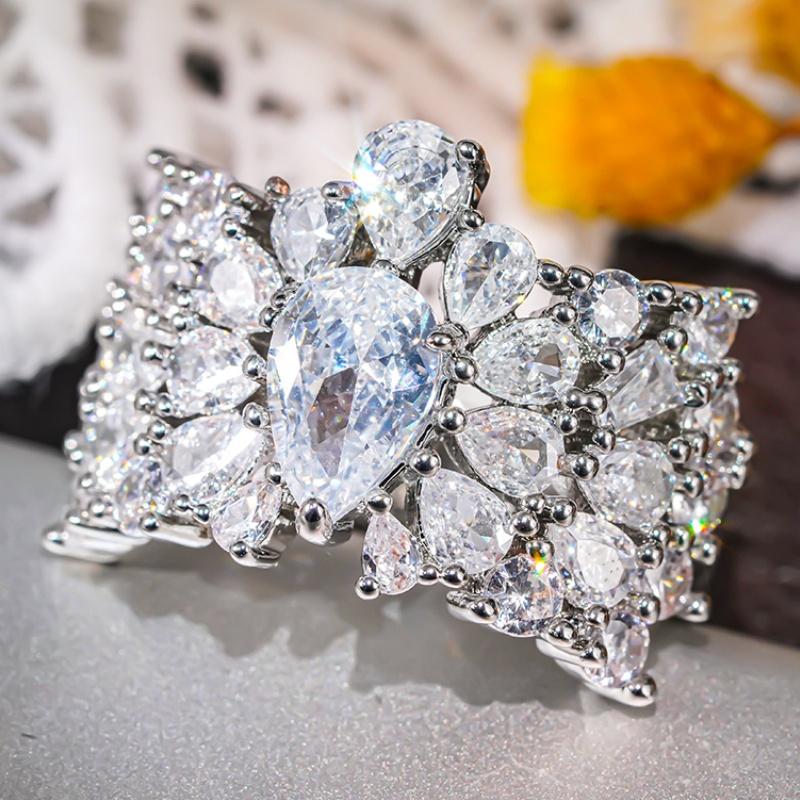 Huitan Luxurious Finger Rings for Women with Dazzling Cubic Zirconia Fashion Gorgeous for Wedding Chic Noble Accessories