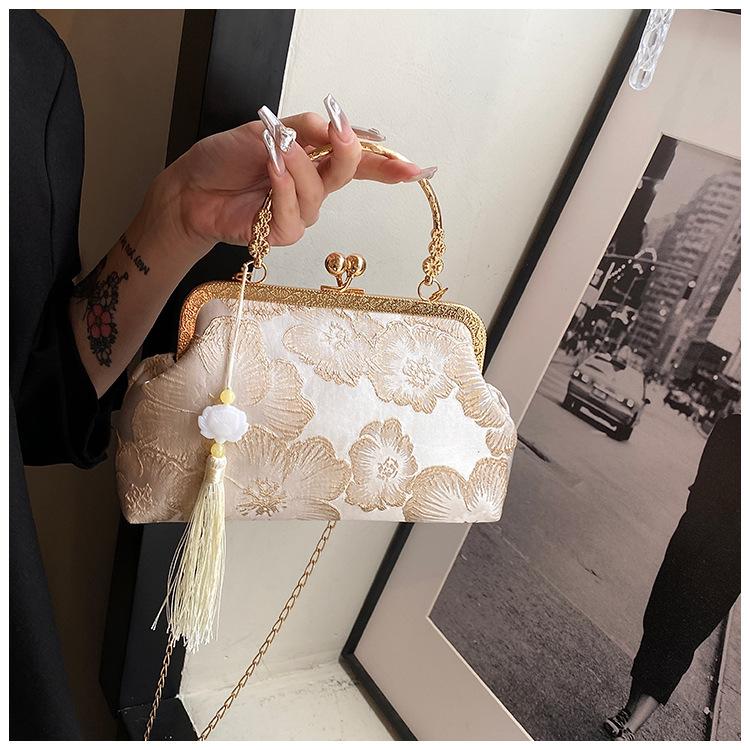 

Chegsam-style bag with elegant and grand patterns, a handbag with a high-end feel and, suitable for evening events 18 22 14 6 112 белый