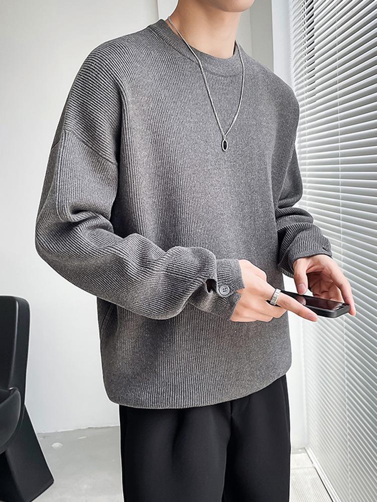 Weißer Herrenpullover mit Rundhalsausschnitt und geteilten Ärmeln