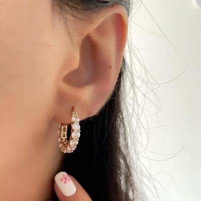 1 pāris kubiskā cirkonija Huggie auskari U-veida maza kontrasta krāsa pulēta metāla auskari skrimšļi nagu auskari ikdienas iepazīšanās ballītes rotaslietas