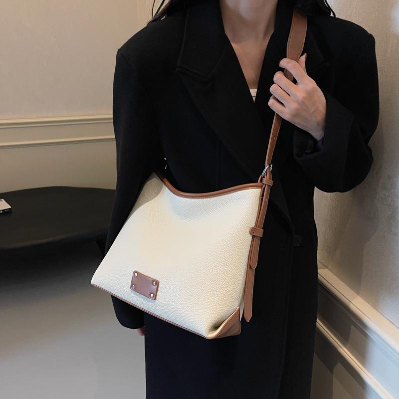 2025 new large-capacity exquisite underarm bag women's fashion simple high-value niche design shoulder messenger bag