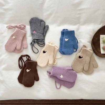 Kinder Strickfäustlinge Cremefarben Winterfäustlinge mit Herzstickerei Anti-Verlust Halsband Ins Style Weiche Babygarn-Fäustlinge
