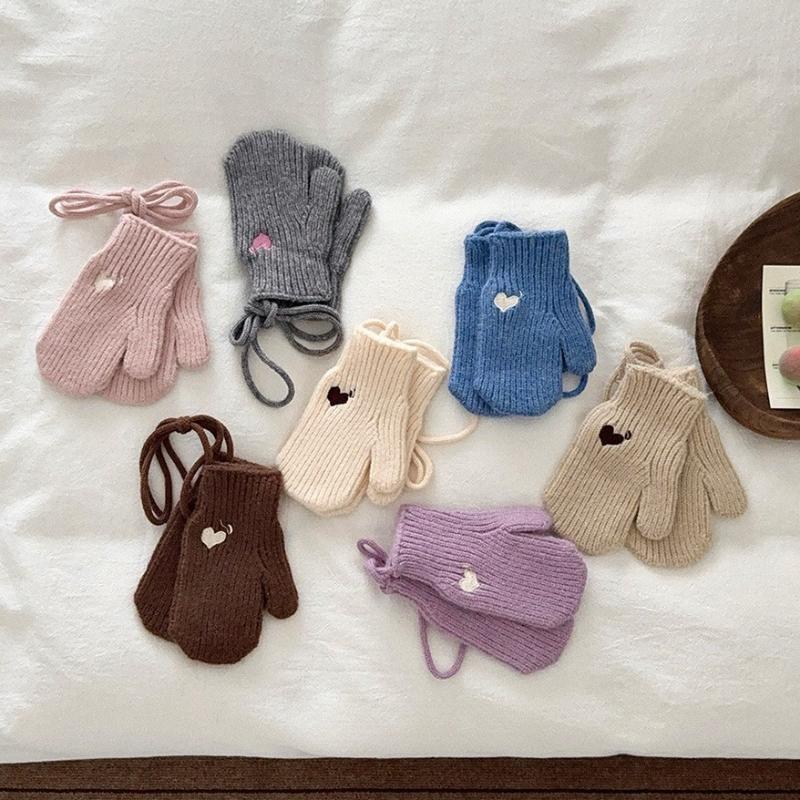 Kinder Strickfäustlinge Cremefarben Winterfäustlinge mit Herzstickerei Anti-Verlust Halsband Ins Style Weiche Babygarn-Fäustlinge