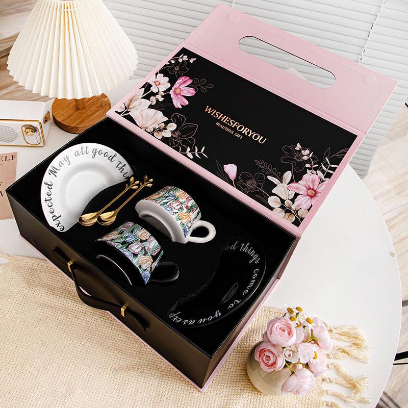 Elegant Coffee Cup and Saucer Set серебряный