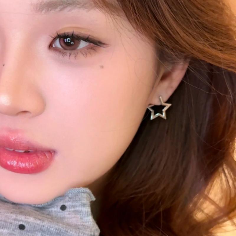 Simple and cold wind hollow star earrings fashionable versatile niche earrings light luxury high-end temperament earrings