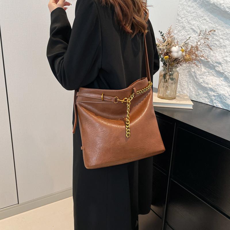 Versatile ins messenger bag women's 2025 new trendy retro bucket bag college style large capacity underarm bag