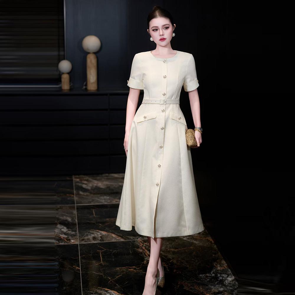 

Платье в европейском стиле, цвет off-white, с короткими рукавами, акцентами-пуговицами и двойными карманами, Весна/Лето 2026 XL грязно-белый