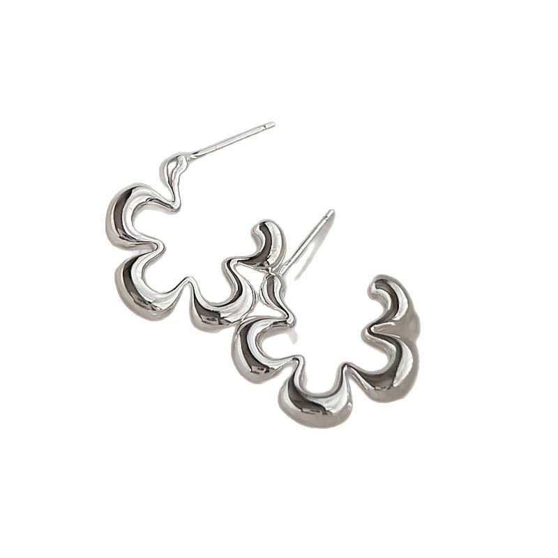 Niche Hollow Small Flower Earrings Simple Retro Fashion High-end Sense Exquisite Design Dainty Women's Daily Versatile Earrings