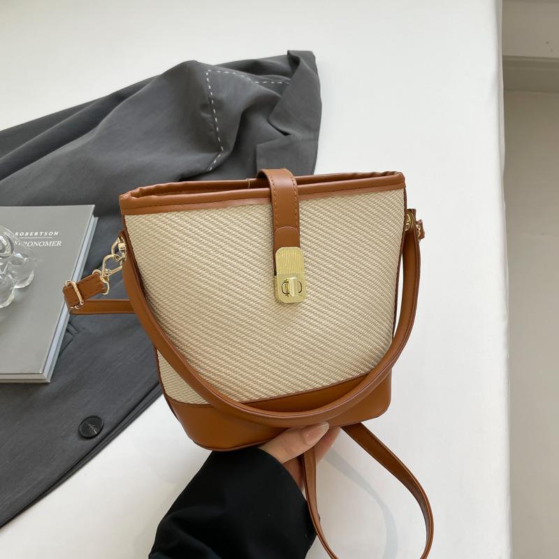

Korean version of simple bag women s 2025 new fashion contrasting color hand carrying bucket bag commuter casual messenger women s bag Internet celeb коричневый