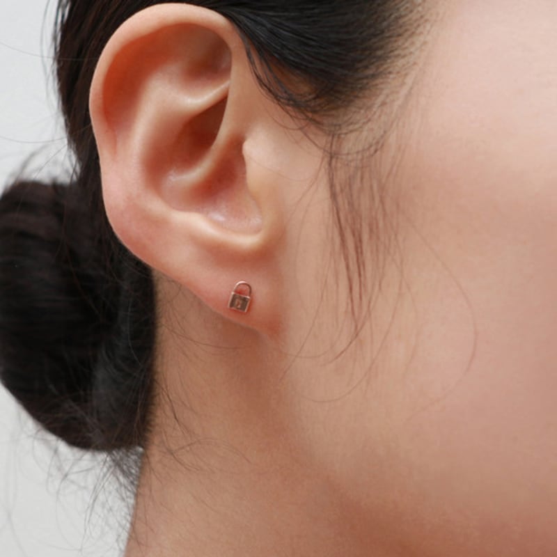 Less is more 14K gold lock earring & piercing
