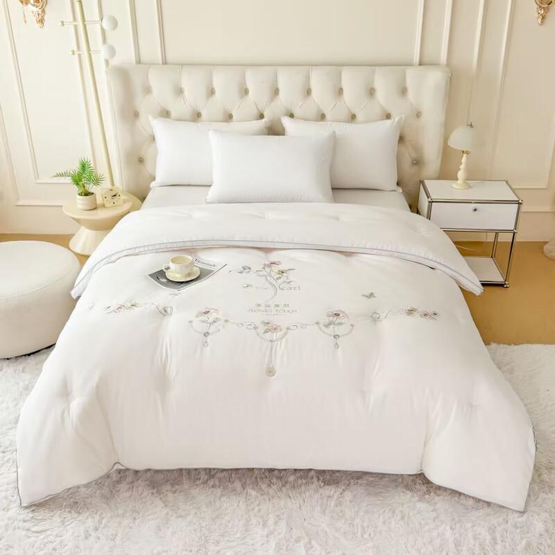 

Yi Qin Meng Embroidered Warm Soybean Fiber Quilt