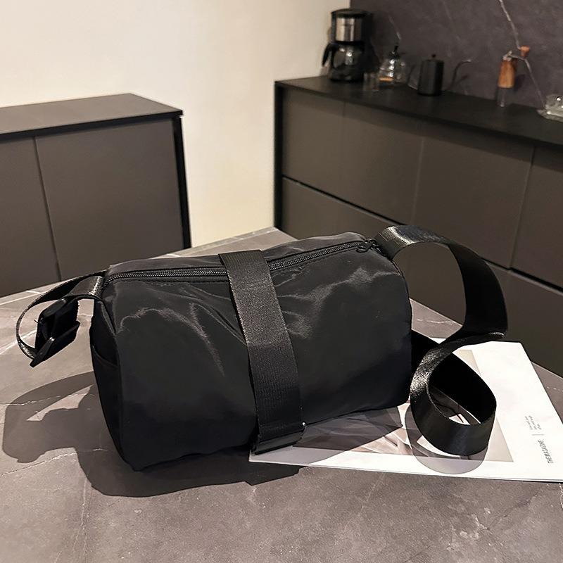 Niche Design Women's Bag Spring New Fashion Casual Sports Lightweight Messenger Bag Simple Retro Shoulder Bag