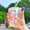 Tragbarer bunter Glasbecher mit Deckel und Strohhalm