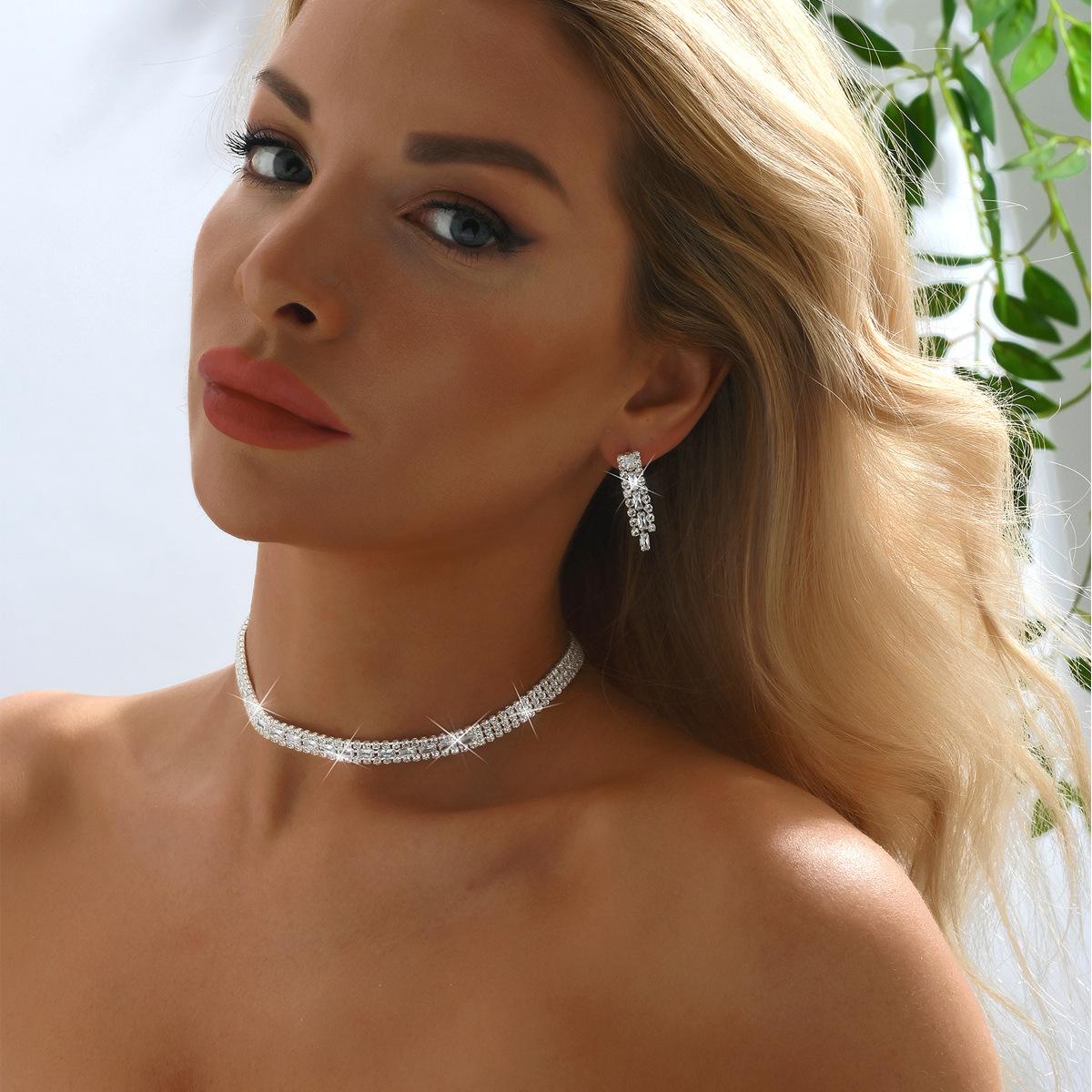 

Женское колье на ключицу с бриллиантами по всей длине, ожерелье-цепочка с бриллиантами без оправы, серьги, набор из двух предметов
