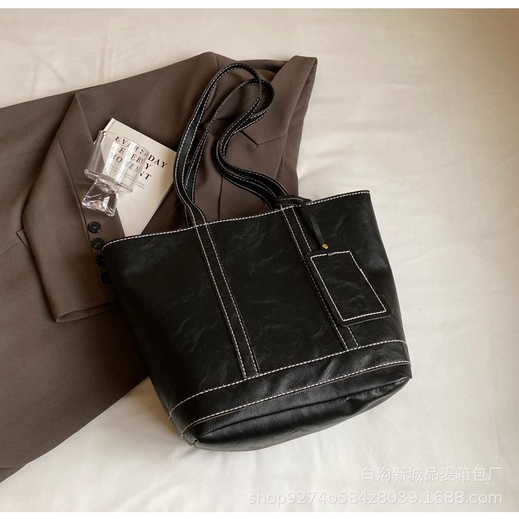 

2025 New Summer Large Capacity Tote Bag Fashionable Solid Color Women s Commuter Shoulder Bag Personalized Foreign Handbag чёрный