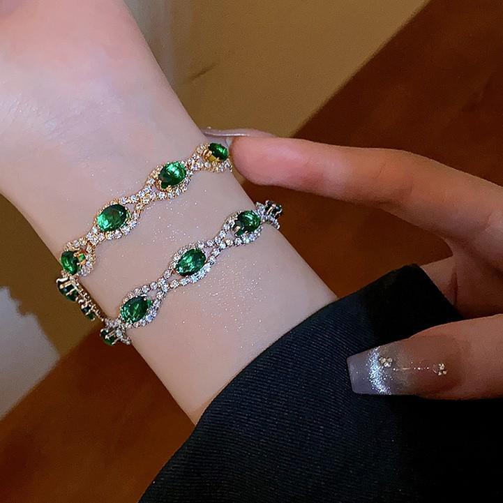 Elegant Zircon Bracelet for Women - Luxurious, Exquisite, Crystal Design Bangle with a Sophisticated Touch.