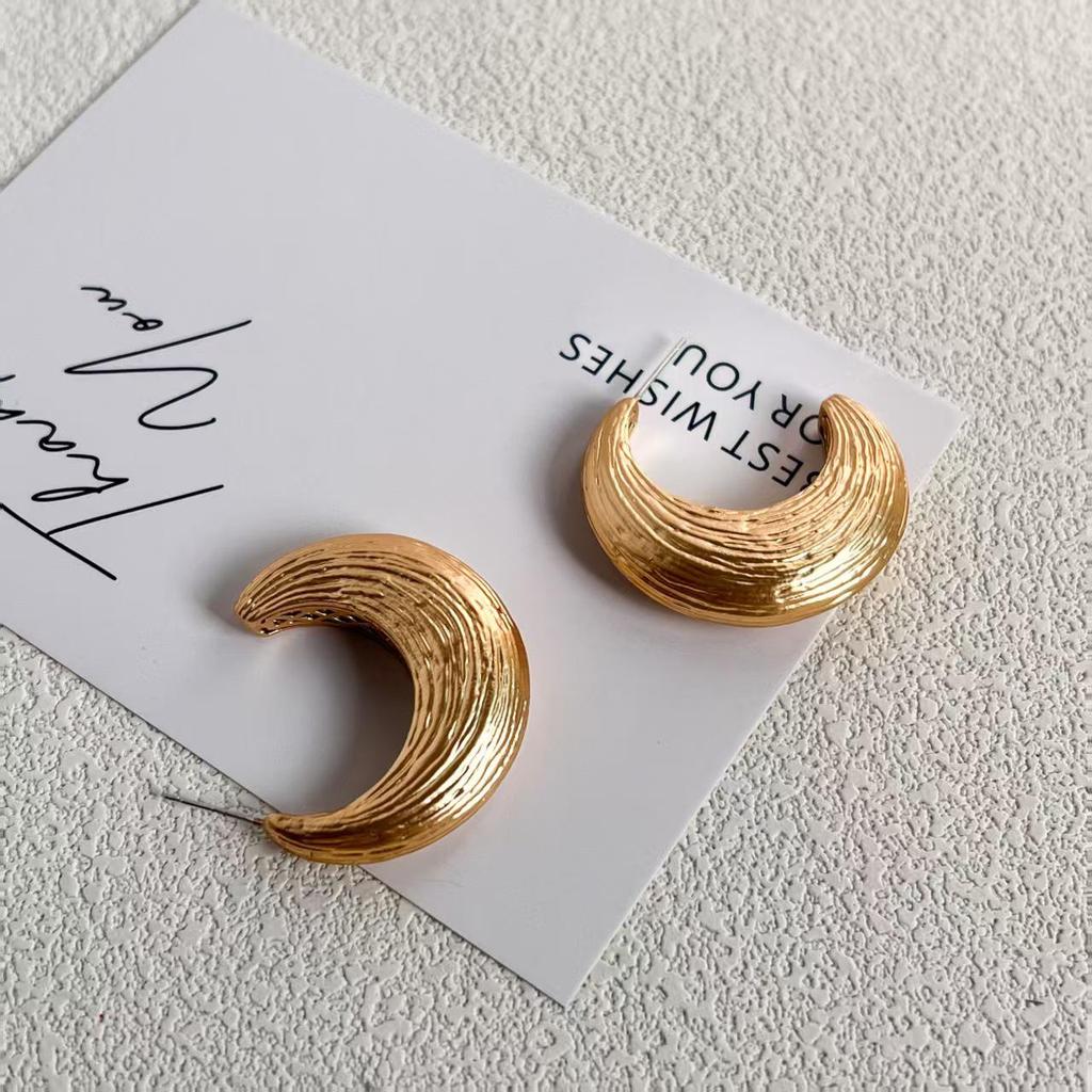 Niche European-American High-End Geometric Retro Stud Earrings with Unique Cold Style Design