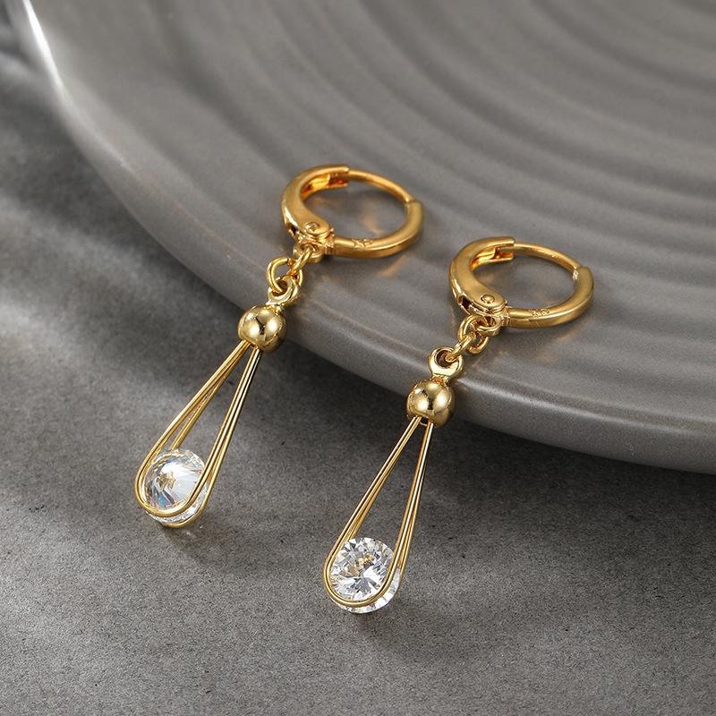 

Fashionable ladies earrings золотий