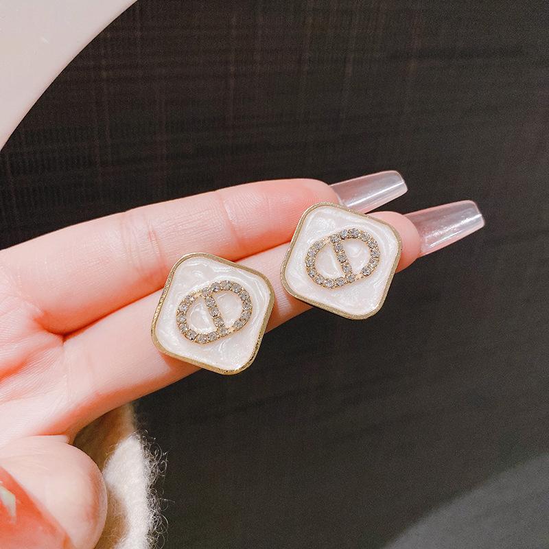 Stylish and simple square high-end stud earrings, women's geometric versatile temperament earrings, elegant and atmospheric earrings.