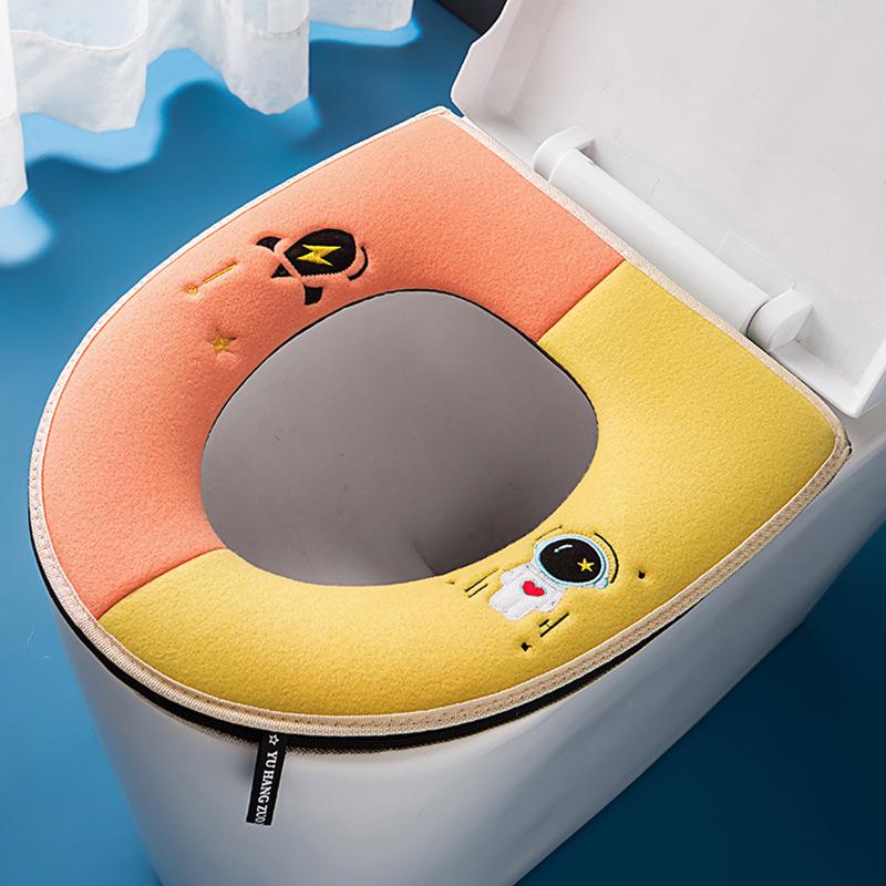 

Astronaut Print Toilet Seat Cover with Contrasting Handle, Waterproof and Thickened for Warmth, Home Use with Velcro and Zipper.