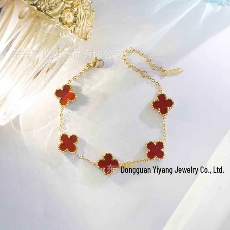 Náramek čtyřlístek, oboustranný šperk na ruku, titanová ocel tónovaná 18K zlatem, dlouhotrvající barva, všestranný šperk.