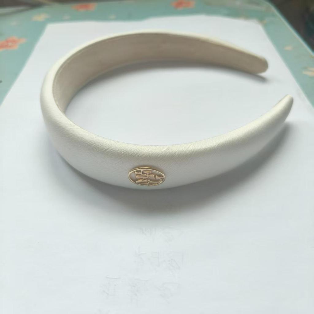 MARITHE Koreanische Trendige Haaraccessoires: Kollektion klassischer Haarspangen, vielseitiger Haarnadeln und stilvoller Stirnbänder.