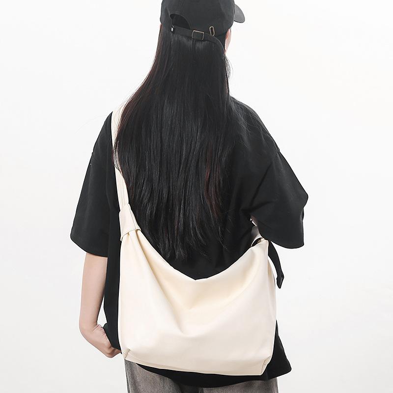 Simple, fashionable and large-capacity pu men's and women's locomotive commuter bags, new literary and versatile women's shoulder messenger bags