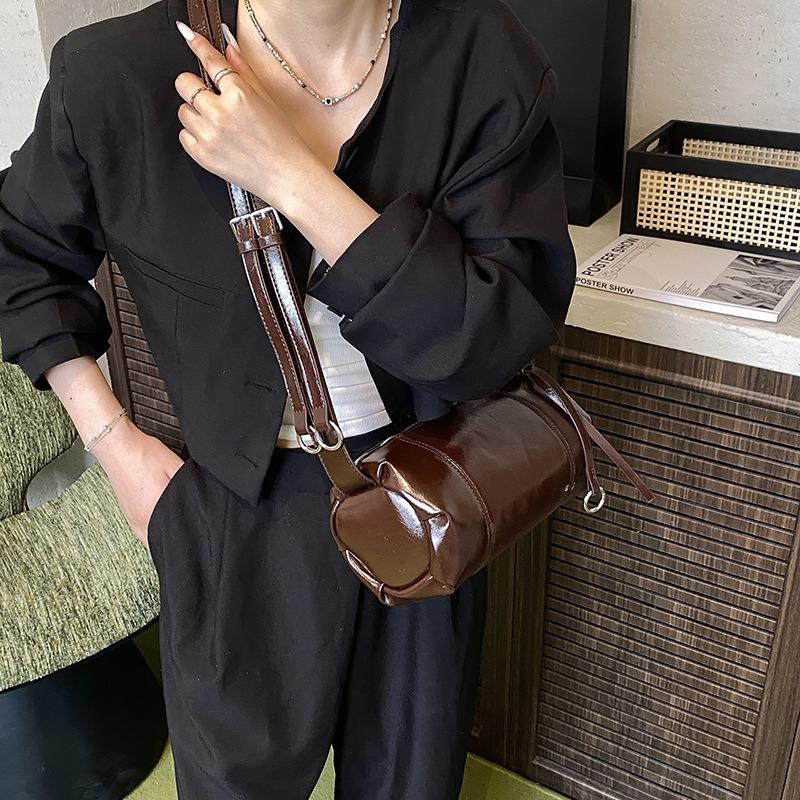 Summer new retro single shoulder oblique span bag temperament cylindrical bag large capacity niche texture underarm women's bag
