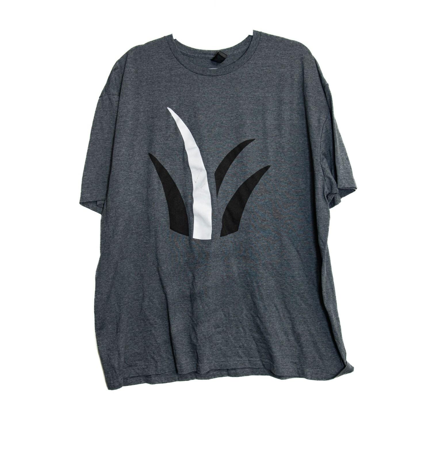 Lawn Skapes Logo Graphic Charcoal Gray T-Shirt 2XL S