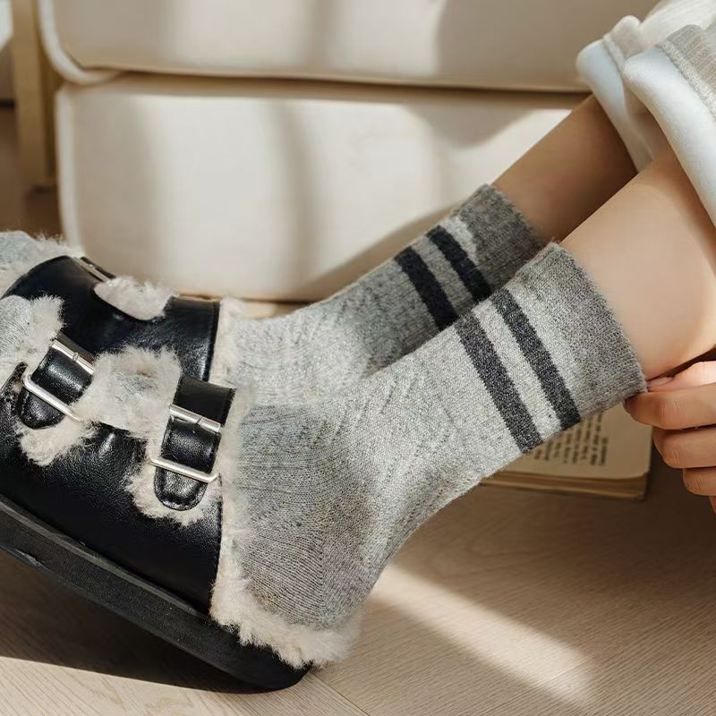 5 Pairs of Women's Striped Socks for Autumn and Winter, Casual Double-bar Twisted Socks, Sweat-absorbing and Breathable, Retro Mid-calf Socks