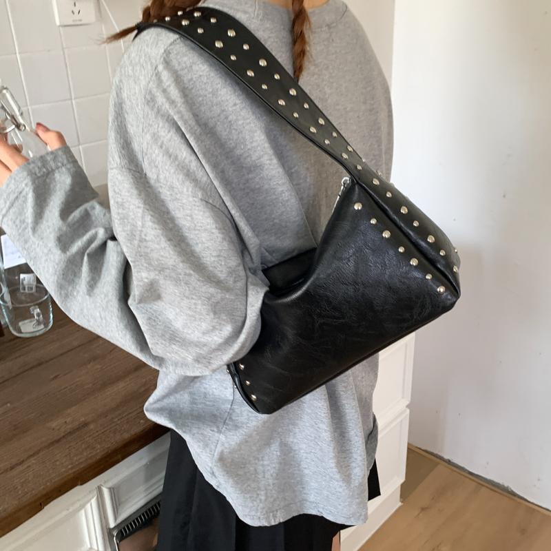 Summer New Stylish Design Solid PU Shoulder Bags Rivets Half Mo Persality Super Cool Hot Girl Style Armpit Bags for Women
