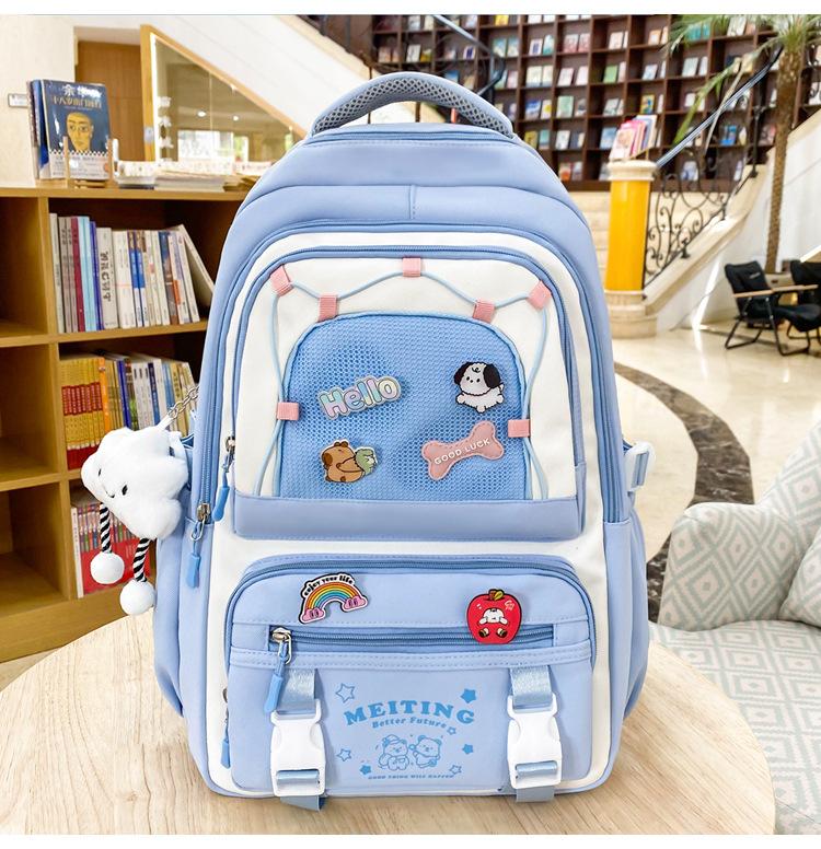The new schoolbag is cute, small and fresh. The high-value schoolbag for high school students contrasts colors. The multi-compartment backpack