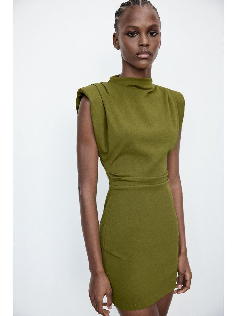 Europejski i Amerykański Styl Jesień/Zima Damska Sukienka Mini Bodycon Bez Rękawów z Falbanami, Wysokim Dekoltem, Wyszczuplająca w Talii i z Poduszkami na Ramionach