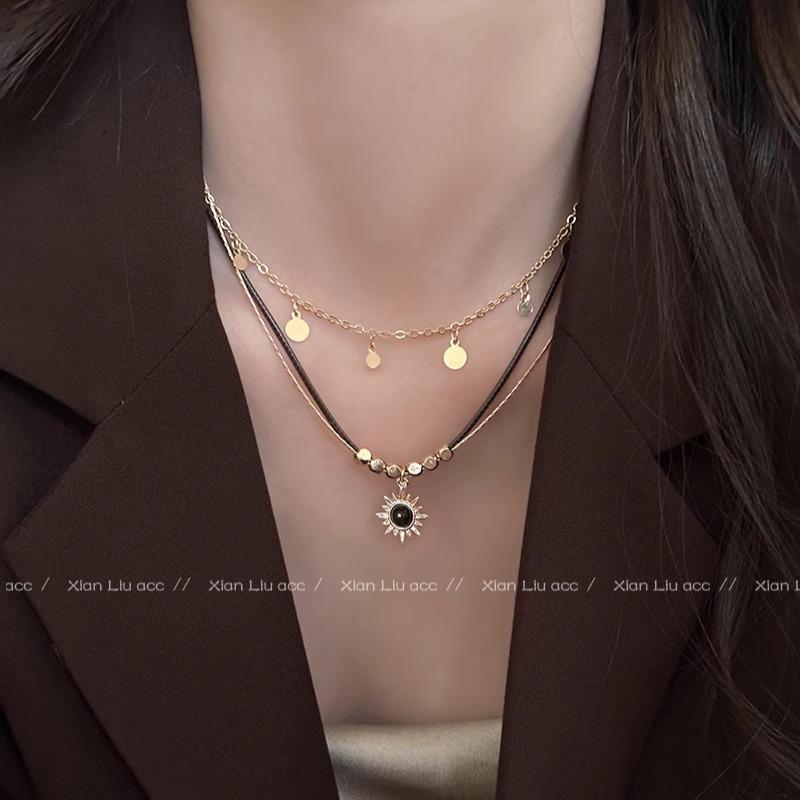 Women's Leather Tiger Eye Layered Necklace - Retro Double-Layer Choker Accessory with High-End Luxury Clavicle Chain.
