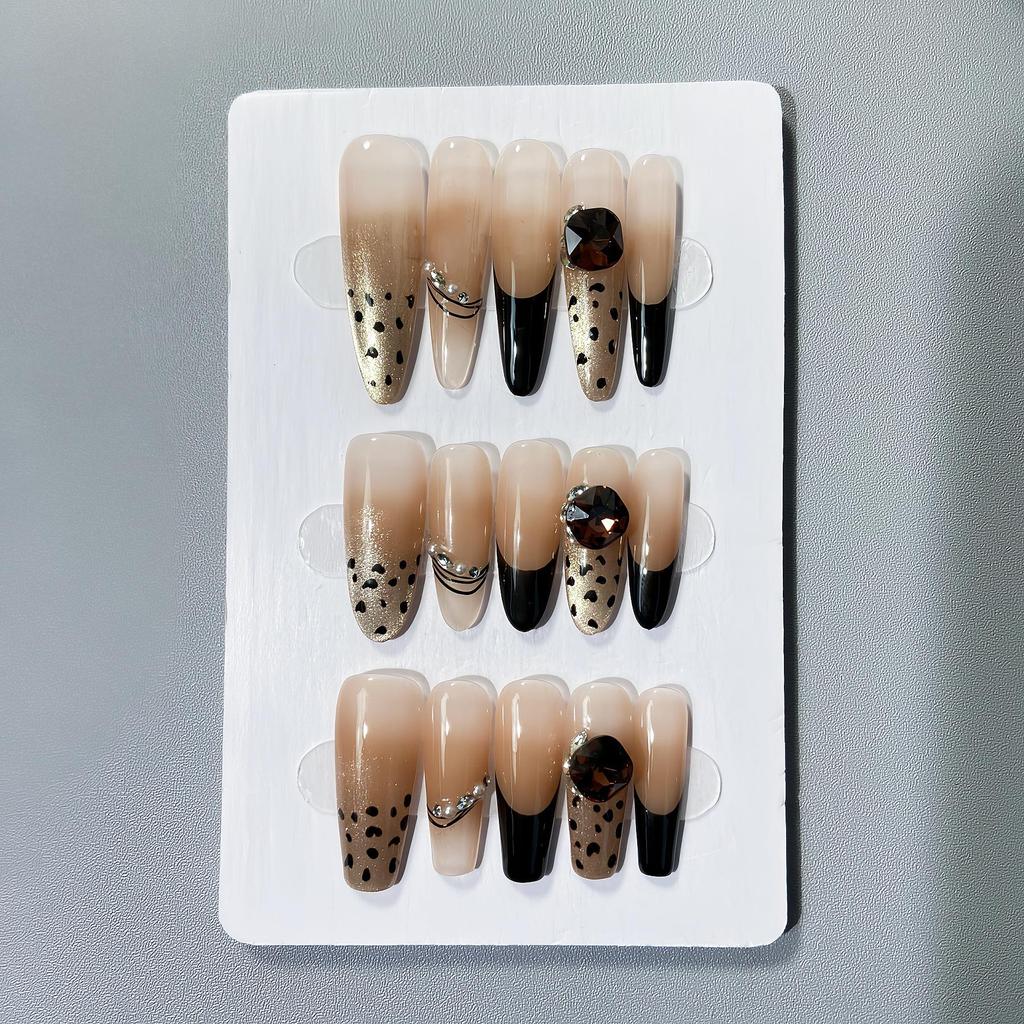 High-End Leopard Print Rhinestone Cat Eye Manicure: Influencer Style Wearable Whitening Nails