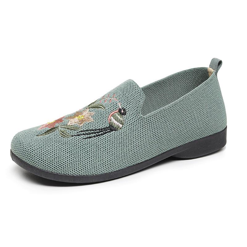 Beijing Style Women's Embroidered Cloth Shoes - Non-Slip, Lightweight, Breathable, Fly-Knit Sole for Middle-Aged and Elderly.