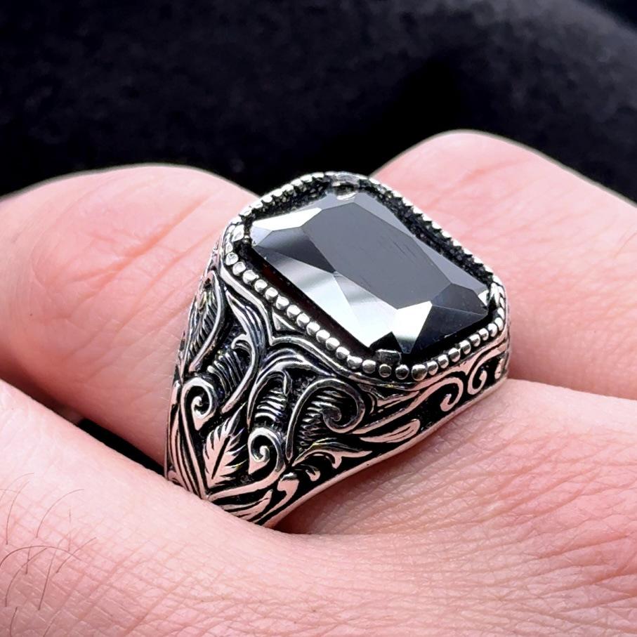 Neuer Stil Antiksilber galvanisierter Herrenring mit eingelegtem schwarzem Diamanten