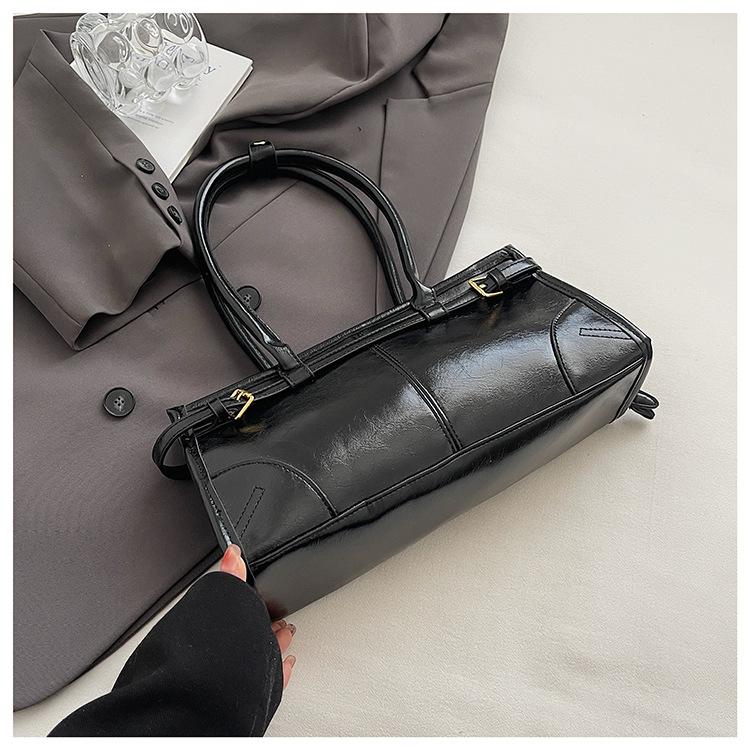 

Korean version of fashion portable small bag women s 2025 new niche design shoulder commuter bag simple and versatile messenger bag чёрный