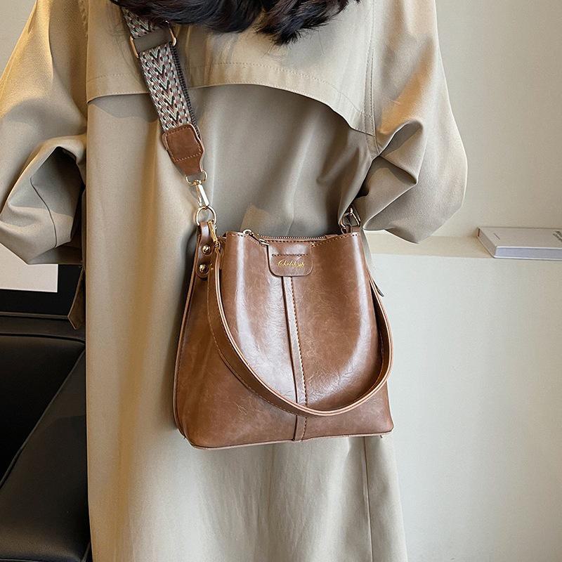 "2025 Korean Style Women's Retro One-Shoulder Large Capacity Wide-Band Crossbody Bucket Bag"