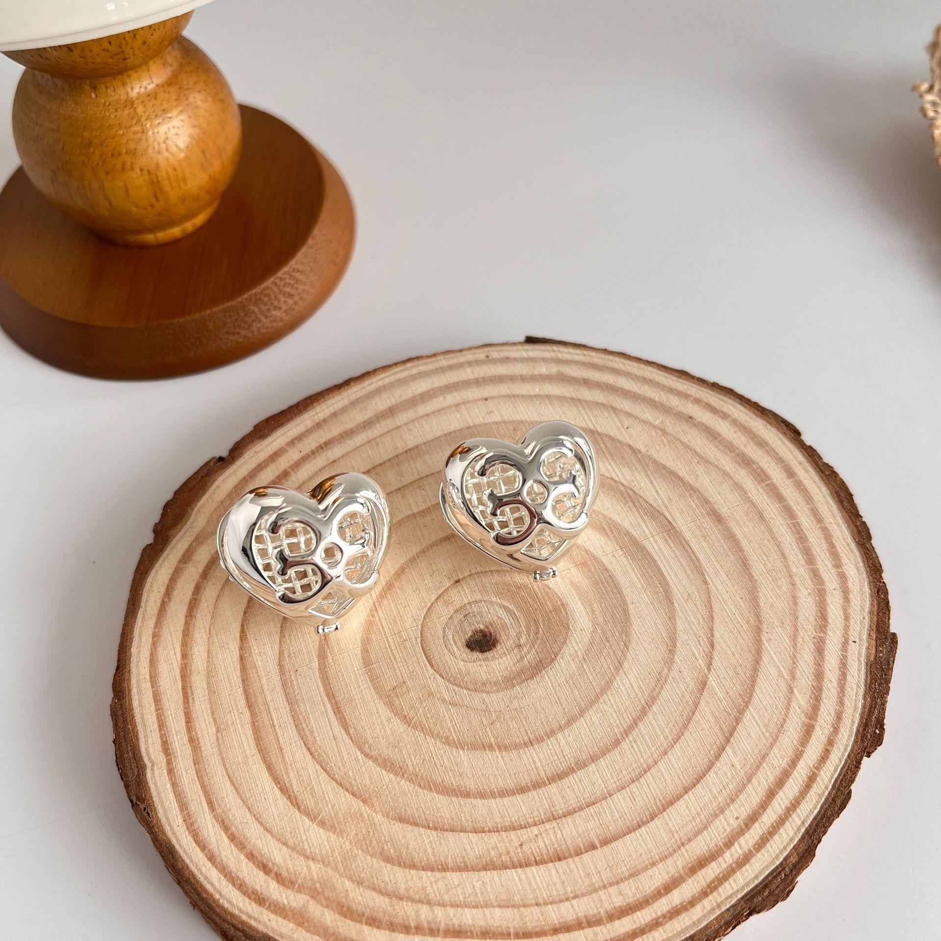 

серьги coc hollow love двухсторонние легкие роскошные серьги-гвоздики высокого класса нишевый темперамент универсальные французские серьги