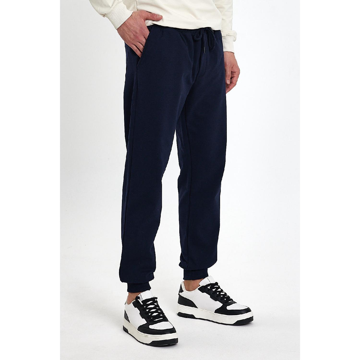 

Мужские спортивные штаны стандартного кроя темно-синего цвета с задним карманом и детальной этикеткой