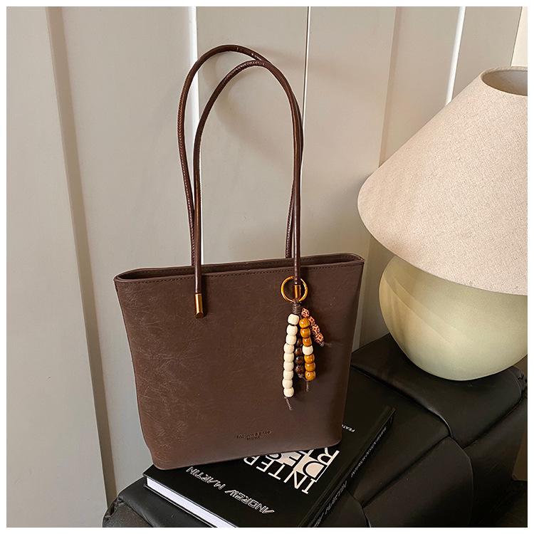 Frosted retro bag women's large-capacity new autumn and winter versatile simple shoulder bag commuting