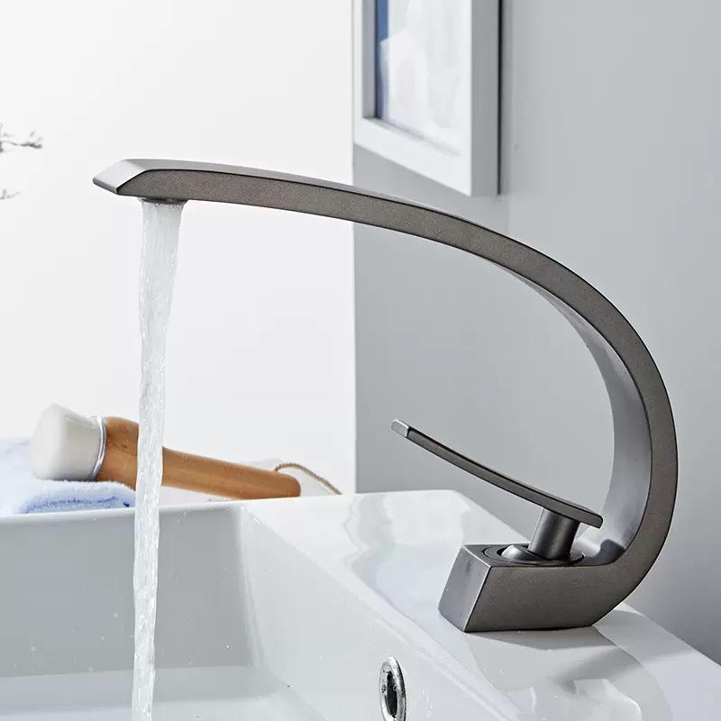 Robinet de lavabo de salle de bain en laiton canon de fusil avec robinet chaud et froid pour lavabos et plans de travail.