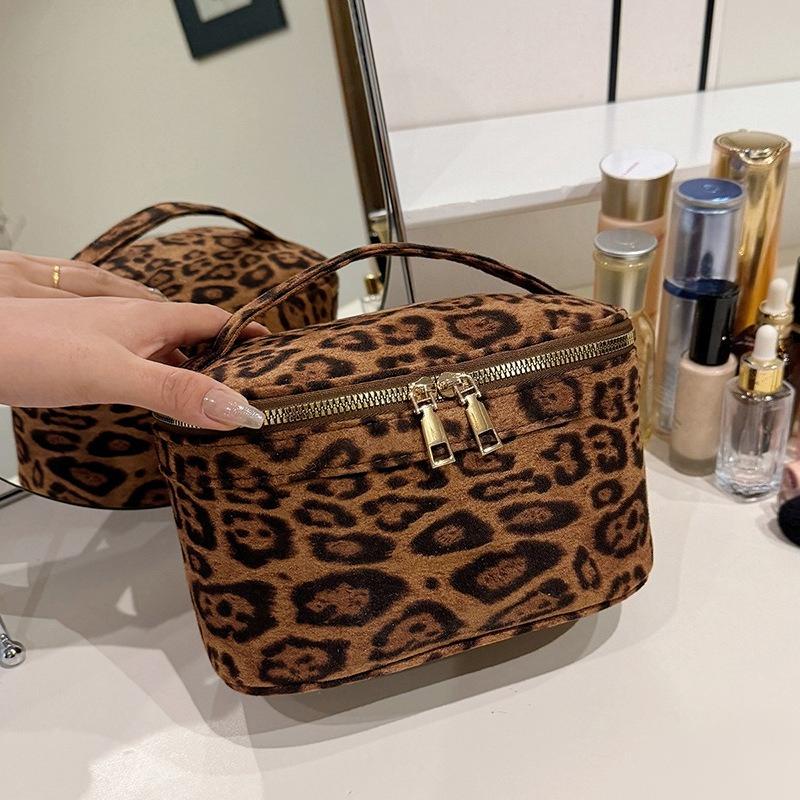 Damen Wildleder-Kosmetiktasche Große Kapazität Bade-Reisebeutel Vintage Make-up-Taschen Handgehaltene Aufbewahrungstasche Leopard-Kulturbeutel