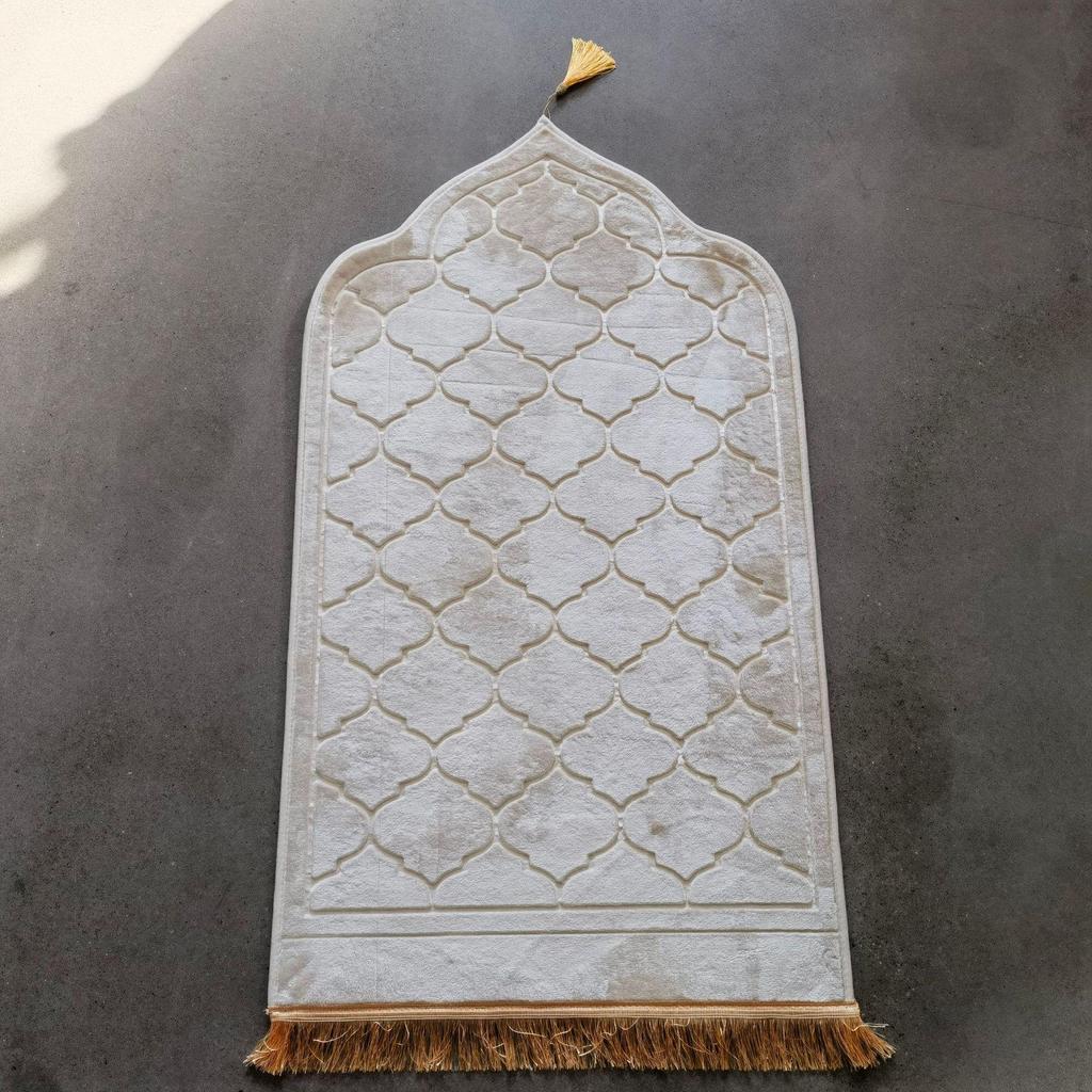 Irregular Embossed Raschel Prayer Mat with Short Pile