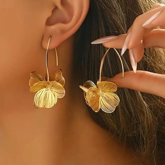 1 Paar Damenohrringe 3D-Blumendesign Hängeohrringe mit durchbrochenem Blütenblatt-Design Mittlere runde Form Ohrbügel Hochzeit Festival Schmuck